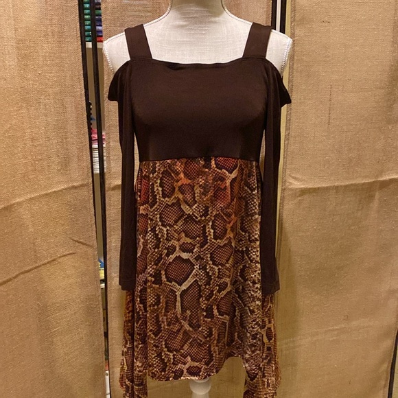 Slinky Cold shoulder asymmetric tunic - Picture 2 of 12